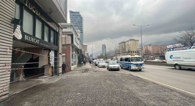 Bursada kontrolden çıkan otomobil dükkana girdi