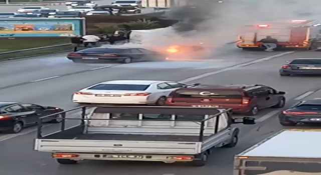 Bursada seyir halindeki otomobil alev alev yandı