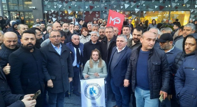 CHPlilerden İstanbul İl Başkanlığı önünde protesto