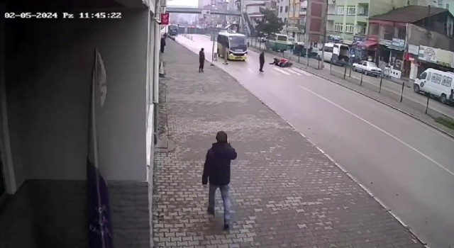 Devrilen motosikletin sürüklendiği anlar kamerada