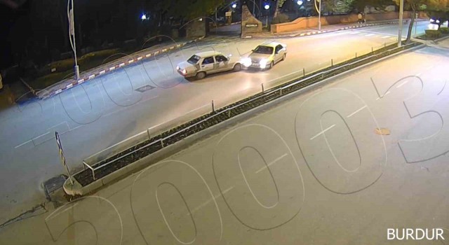 Direğe çarpan motosiklet sürücüsünün kaskı başından fırladı