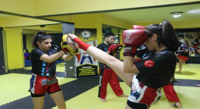 Diyarbakır'da ailelerinin desteğini alan kadın kick boksçular Dünya Kupasına hazırlanıyor