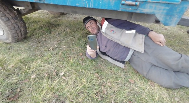 Dron korkusuyla traktörün altına saklanan baba: İlaçla virüs yayacak sandım, canlı yayından yardım istedim