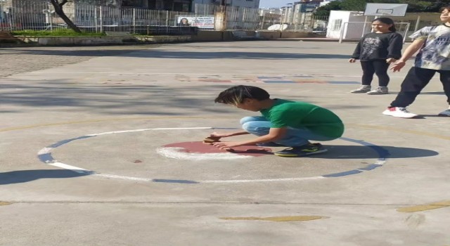 Efelerde geleneksel oyunlar, okul bahçelerine çizildi