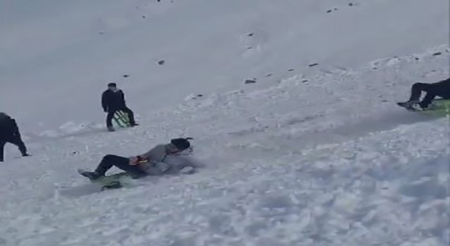 Elazığda kayak sezonu açıldı, vatandaşların kızakla kayma anları gülümsetti
