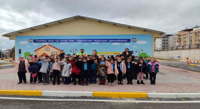 Elazığda öğrencilere trafik uygulamaları anlatıldı