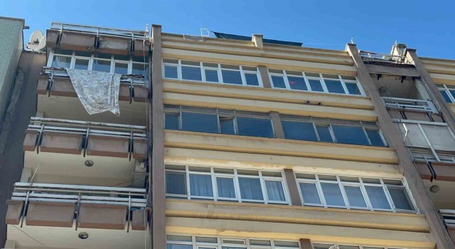 Elazığda yolda yürüyen vatandaş, saniyelerle ölümden döndü