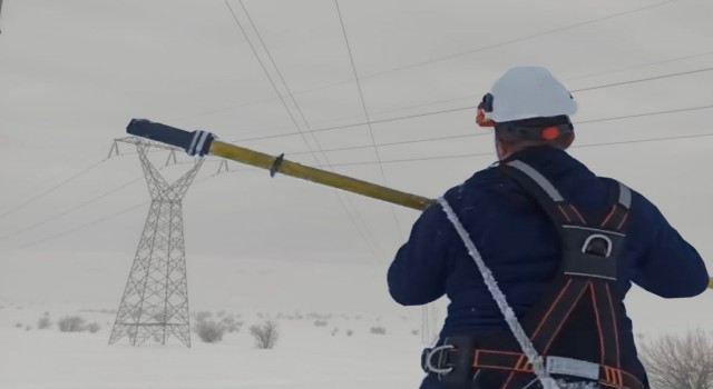 Elektrik onarım ve bakım ekiplerinin karda zorlu mesaisi