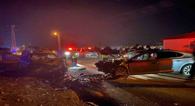 Erzincanda iki otomobil çarpıştı: 1i ağır 3 yaralı