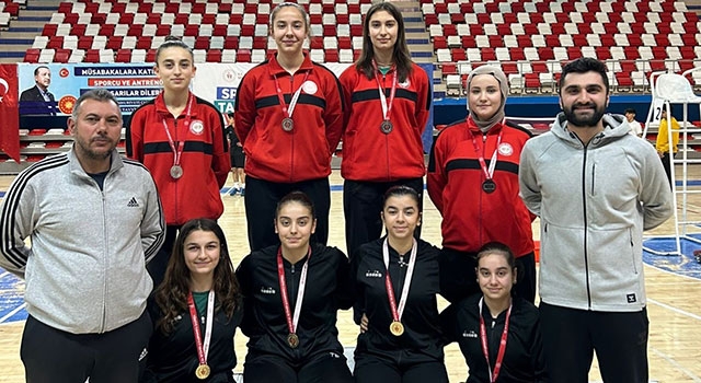 Erzincanlı badmintoncular Ağrıdan başarıyla döndüler