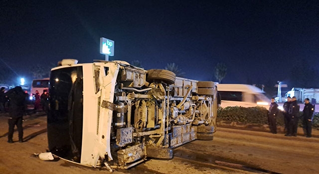 Göreve giden polisleri taşıyan midibüs devrildi, 25 polis hafif şekilde yaralandı