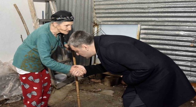 Gümüşhane Valisinden yaşlılara vefa örneği: Evlerine kadar gitti