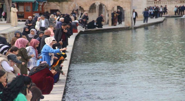 Güneşli havayı fırsat bilenler Balıklıgöle akın etti