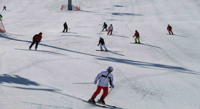 Hesarek Kayak Merkezini 3 hafta içinde 25 bin kişi ziyaret etti