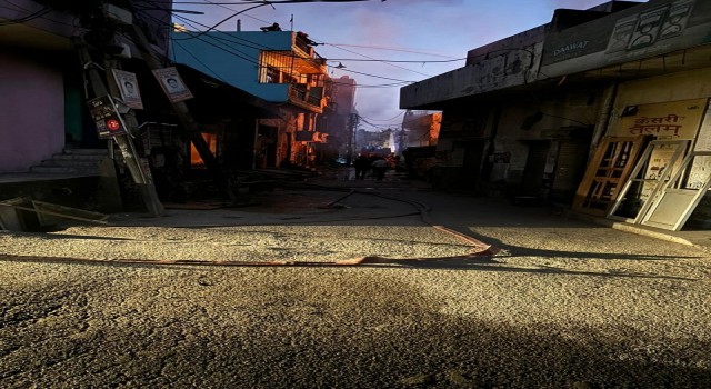 Hindistanda boya üretim atölyesinde yangın: 11 ölü