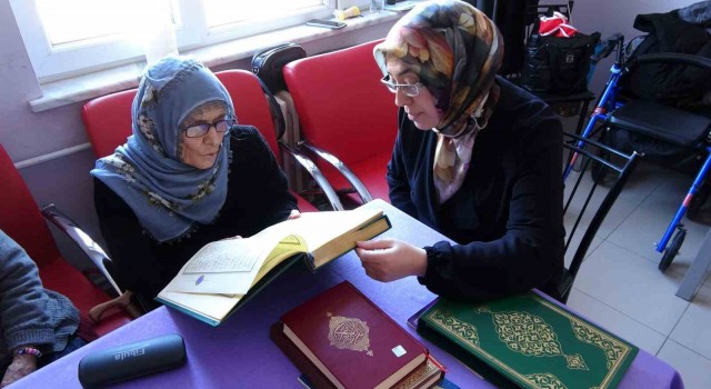 Huzurevindeki yaşlılar Kuran-ı Kerim öğreniyor