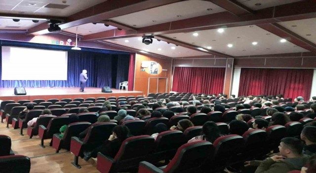 İzmirde “Kuran-ın Mucizeleri” konferanslarına öğrencilerden yoğun ilgi