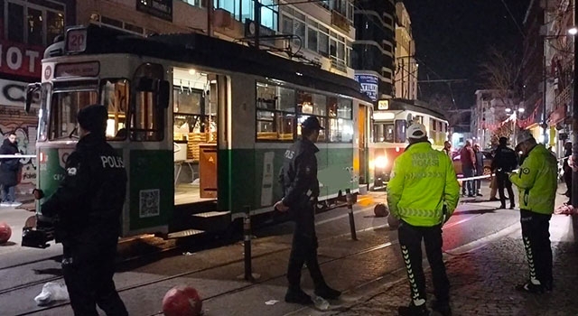 Kadıköyde feci ölüm: Torununu kurtarmak isterken tramvayın altında kaldı