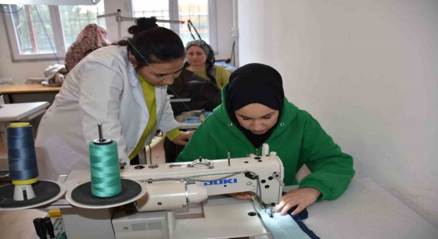 Kadınlar DOSTEMin istihdam garantili kurslarıyla iş sahibi oluyor