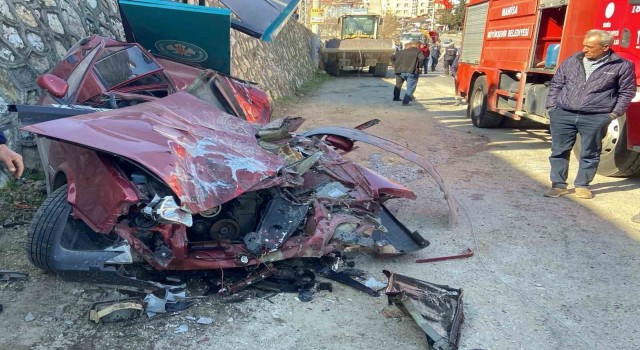 Kamyondan düşen iş makinesi park halindeki otomobili ezdi