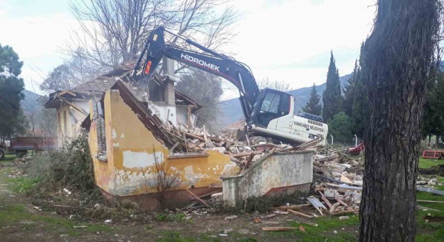 Karacabeyde 2 metruk bina daha ortadan kaldırıldı