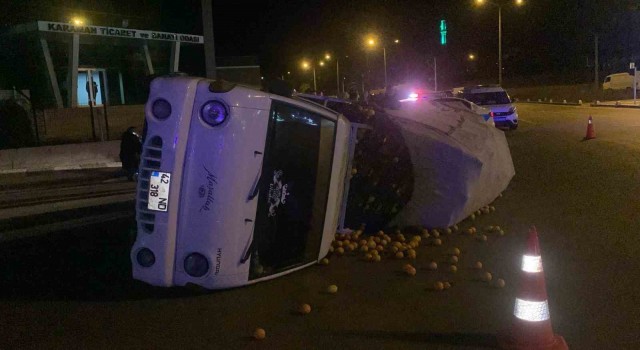 Karamanda devrilen narenciye yüklü kamyonetin sürücüsü ölümden döndü