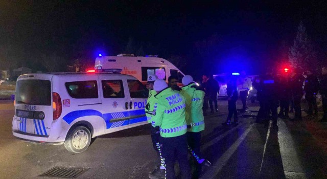 Karamanda polis aracı ile otomobil çarpıştı: 1i polis 4 yaralı