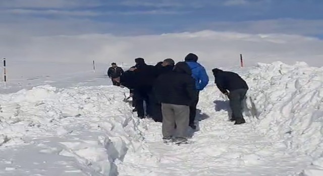 Karla kaplı yolu küreklerle açmaya çalıştılar