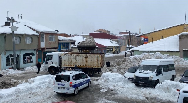 Karlıovada ilçe dışına bin kamyon kar taşındı