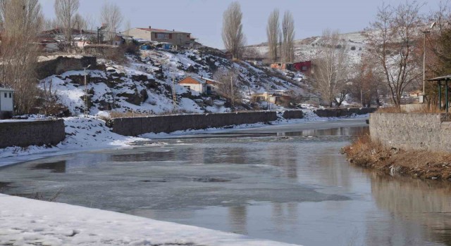 Kars Çayının buzları çözüldü