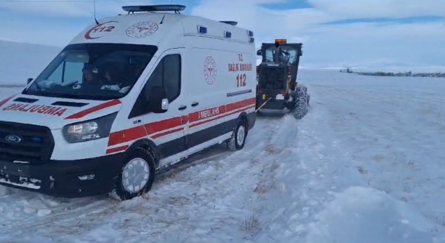 Karsta hastaya giden ambulans kara saplandı