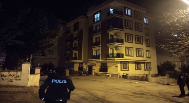 Kartalda akli dengesi bozuk adam annesi ve erkek kardeşini rehin aldı