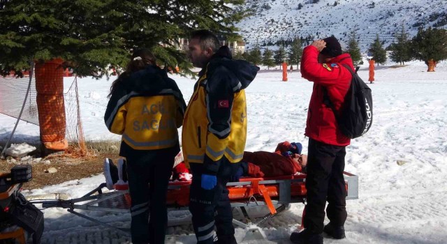 Kayak yaparken düşerek yaralanan genç, JAK ekiplerince kurtarıldı