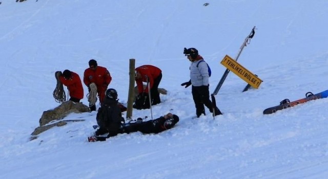 Kayalıklarda mahsur kalan doktor, JAK ekiplerince kurtarıldı