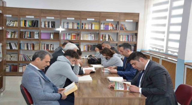Kaymakam Seyman öğrencilerle birlikte kitap okudu