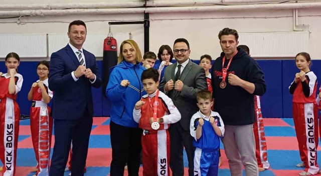 Kick Boks Şampiyonasından derece ile dönen baba oğula Kaymakam Hakan Alkandan ödül