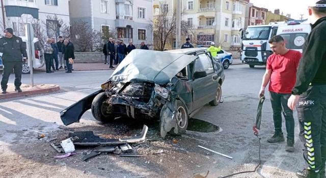 Kırmızı ışıkta bekleyen minibüse otomobil çarptı: 1 ölü, 2 yaralı