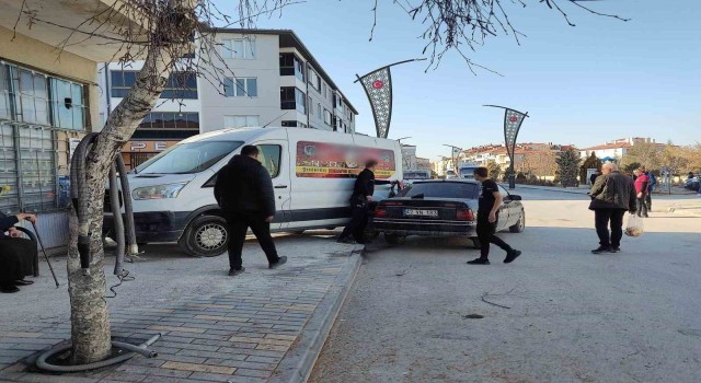 Konyada otomobil ile minibüs çarpıştı: 2 yaralı