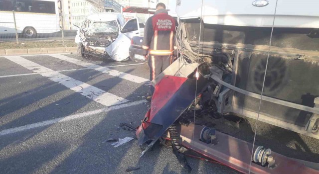 Malatyada hafif ticari araç trambüsle çarpıştı: 1 ölü, 2 yaralı