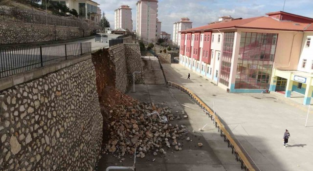 Malatyada okulun istinat duvarı çöktü