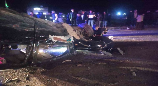 Mardinde hafif ticari araç ile otomobil çarpıştı: 4 yaralı