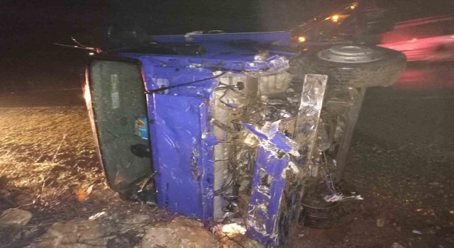 Mardinde kontrolden çıkan kamyon devrildi: 3 yaralı