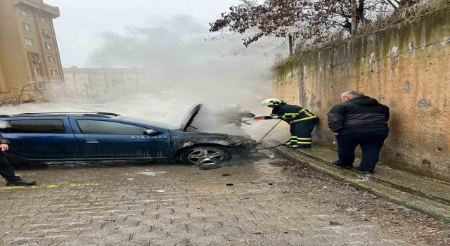 Mardinde park halindeki otomobil alev aldı