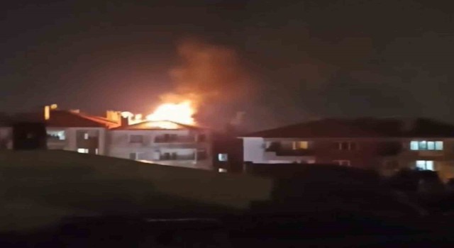 Menteşede evin çatısına yıldırım düştü, çatı alev alev yandı