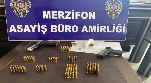 Merzifonda polisten operasyon: 39 litre sahte içki, 5 tabanca ele geçirildi