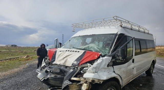 Midyatta tanker ile minibüs çarpıştı: 9 yaralı