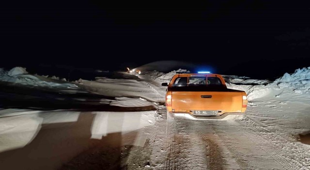 Muşta 5 araç içerisinde mahsur kalan 15 kişi kurtarıldı