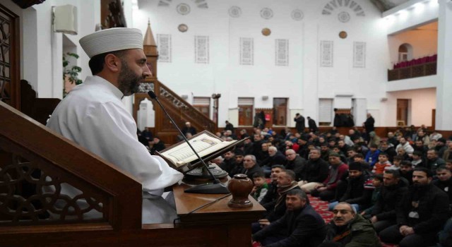 Muşta Miraç Kandilinde vatandaşlar camilere akın etti