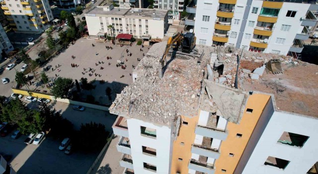 Okulun yanı başındaki yıkım, öğrencileri korkuttu