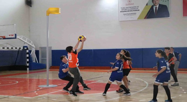 Ömer Halisdemir Spor Salonunda ilk maç oynandı